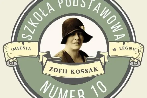 Mini-musical o Zofii Kossak w wykonaniu szkolnej społeczności – nagranie z drobnym mankamentem