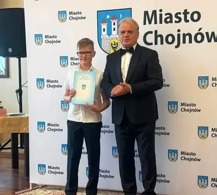 Uroczyste wręczenie stypendiów w Chojnowie – nagrodzono najlepszych uczniów