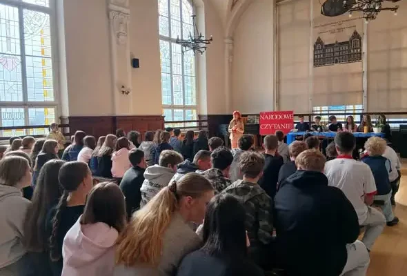 Narodowy Dzień Czytania w szkole – uczniowie klasy 8C zaprezentowali „Dziady”