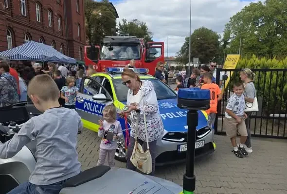 Jubileusz 20-lecia szkoły w Legnicy z udziałem policji