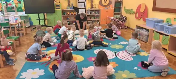 Strażak Paweł Dzimira uczył dzieci pierwszej pomocy w Legnicy