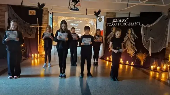 Noc Dziadów w szkole. Narodowe Czytanie w Prochowicach przeniosło uczniów między światy