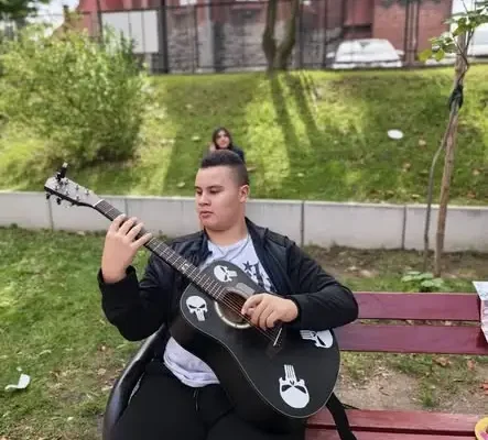 Uczeń SP1 zachwycił szkolną społeczność grą na gitarze