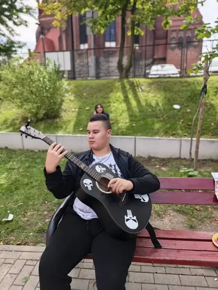 Uczeń SP1 zachwycił szkolną społeczność grą na gitarze