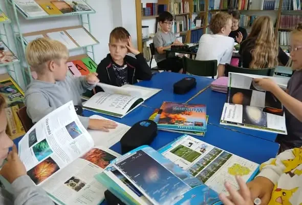 Czwartoklasiści odkrywali tajniki encyklopedii i atlasów w szkolnej bibliotece