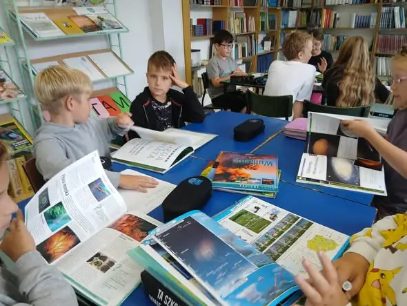 Czwartoklasiści odkrywali tajniki encyklopedii i atlasów w szkolnej bibliotece