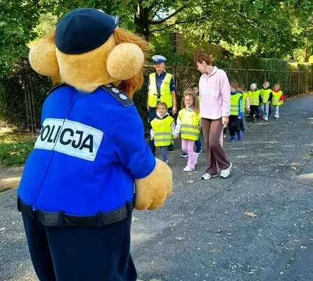 Legnicka drogówka w Przedszkolu Miejskim nr 16 – dzieci uczyły się bezpieczeństwa w praktyce