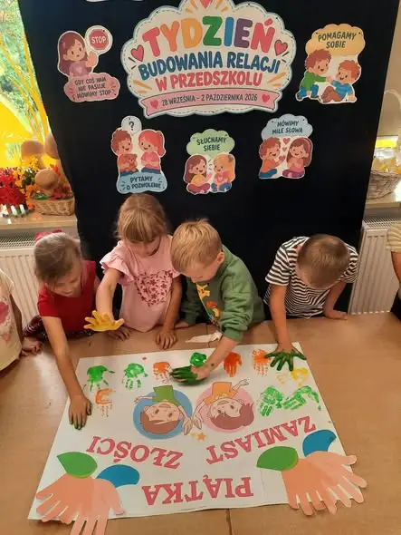 Tydzień budowania relacji w grupie 0 – jak dzieci uczyły się przyjaźni