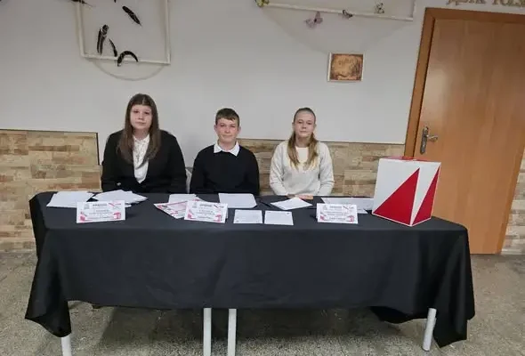 Uczniowie SP2 Prochowice wybrali swoje samorządy – lekcja demokracji w praktyce