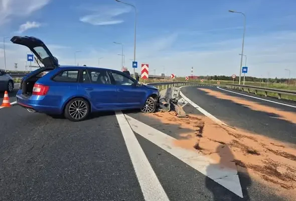 Kolizja na węźle A4/S3 – auto uderzyło w bariery energochłonne