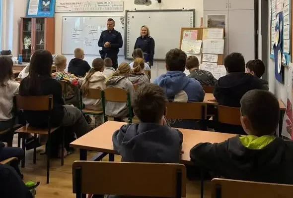Policjanci z Chojnowa uczą młodzież, jak przeciwdziałać przemocy rówieśniczej