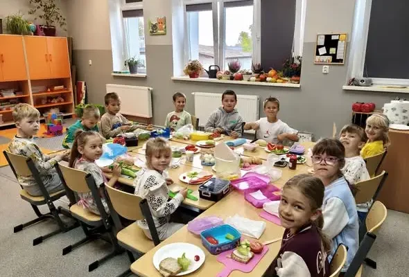 Zdrowe śniadanie w klasie 1 – uczniowie przygotowali kolorowe kanapki