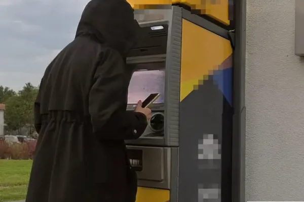 Chojnów: Czujność pokrzywdzonego i szybka akcja policji udaremniły oszustwo internetowe
