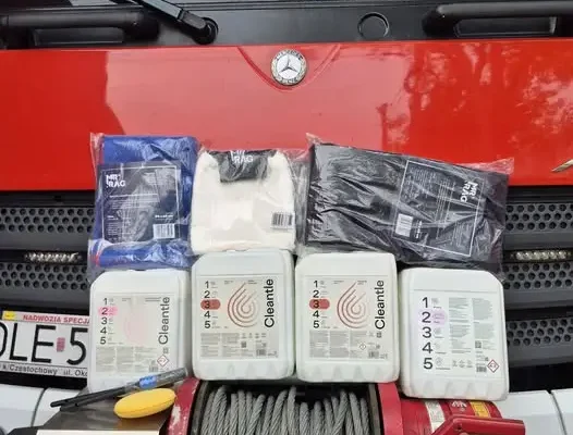 Strażacy ochotnicy z Krotoszyc otrzymali zestaw kosmetyków do pielęgnacji wozów strażackich
