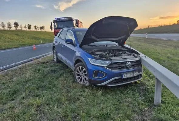 Kolizja na drodze ekspresowej S3 – auto uderzyło w bariery energochłonne