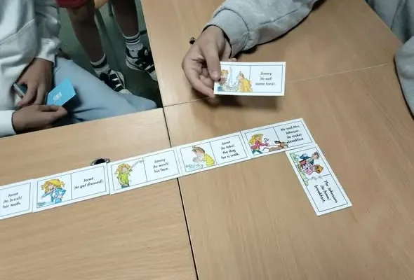 Uczniowie klasy 6 z Krotoszyc uczyli się angielskiego przez grę „The Busy Day Dominoes”
