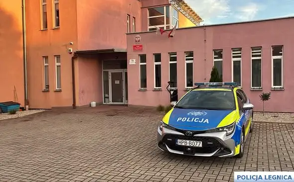 Wzmocnione patrole policji w szkołach powiatu legnickiego