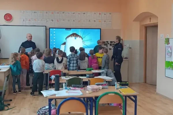 Legnica: dzielnicowi uczyli dzieci bezpieczeństwa w Szkole Podstawowej nr 2