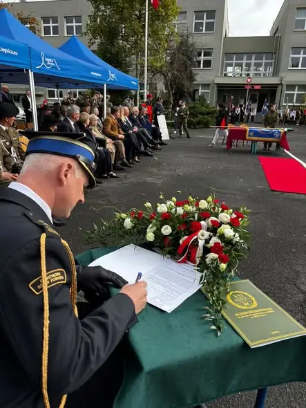 VII Liceum Ogólnokształcące w Legnicy otrzymało sztandar