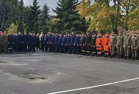 Legnica: VII LO otrzymało sztandar. Policja włączyła się w uroczystość
