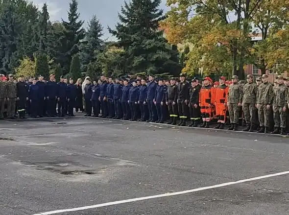 Legnica: VII LO otrzymało sztandar. Policja włączyła się w uroczystość