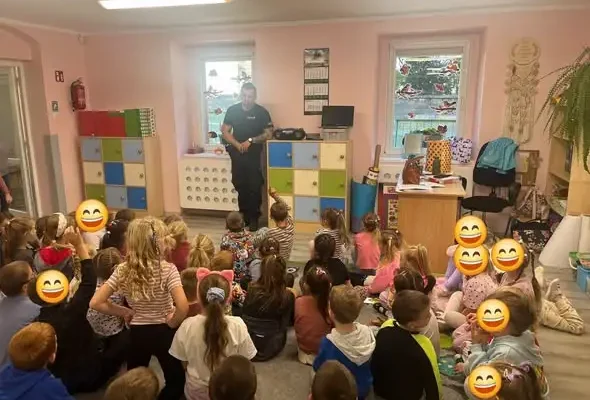 Policjanci z Chojnowa uczą młodzież, jak unikać zagrożeń w sieci i szkole