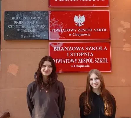 Wolontariat PZS Chojnów: uczennice sprzątają zapomniane groby