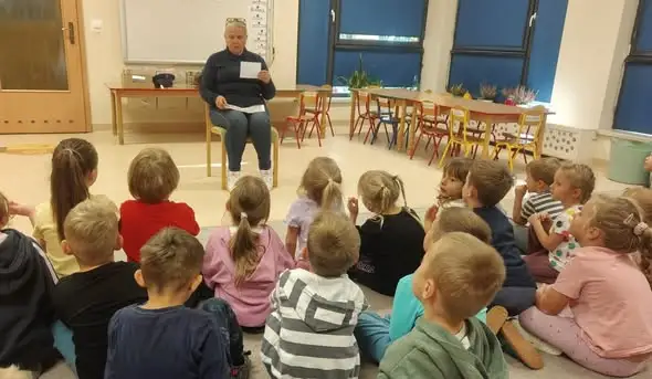 Przedszkolaki poznały tajniki pracy listonosza – wyjątkowa wizyta z okazji Dnia Poczty Polskiej