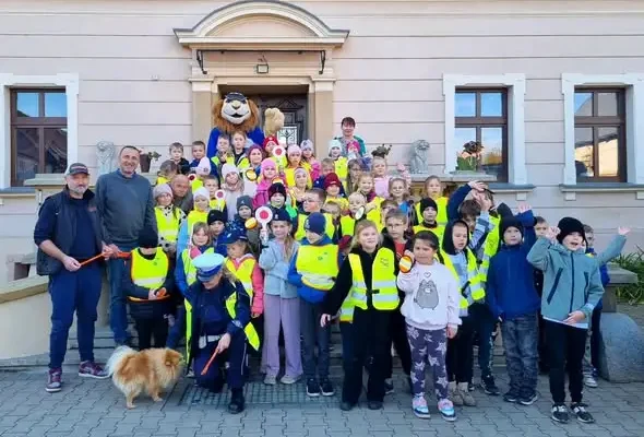 Odblaskowa Szkoła w Kościelcu: policjantka uczyła dzieci bezpieczeństwa na drodze