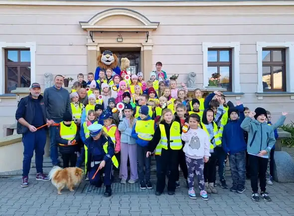 Odblaskowa Szkoła w Kościelcu: policjantka uczyła dzieci bezpieczeństwa na drodze
