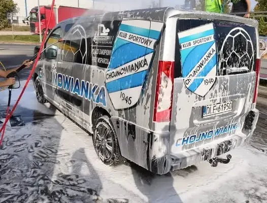 Klubowy bus Chojnowianki zadbał o wygląd – młodzicy umyli pojazd
