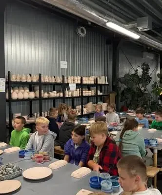 Klasa 3b ze Szkoły Podstawowej nr 4 w Legnicy na wycieczce w Bolesławcu