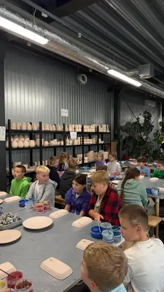 Klasa 3b ze Szkoły Podstawowej nr 4 w Legnicy na wycieczce w Bolesławcu