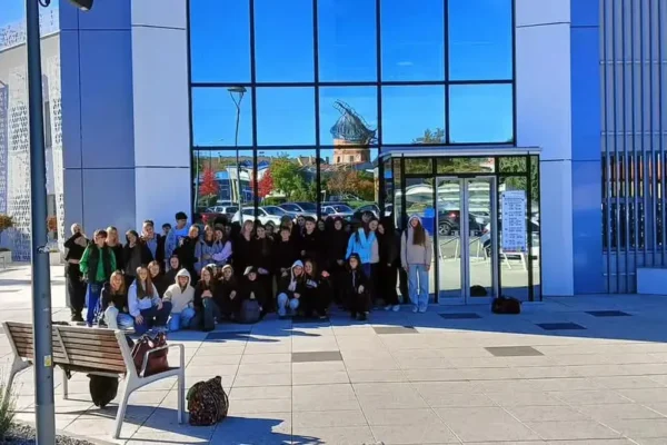 Uczniowie z Legnicy szlifowali pływackie umiejętności na basenie w Polkowicach
