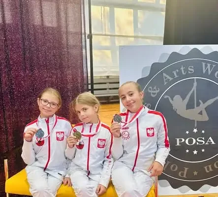 Młode akrobatki z gminy Miłkowice z medalami Mistrzostw Polski POSA w Cieszynie