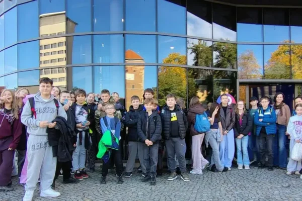 Klasy 6a i 6b z wizytą w kinie na filmie „100 dni. Misja Zeus”