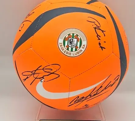 Chojnowianka licytuje piłkę z autografami Zagłębia Lubin dla Nikosia