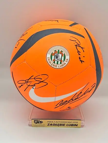 Chojnowianka licytuje piłkę z autografami Zagłębia Lubin dla Nikosia