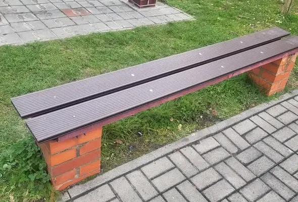 Rodzice odnowili szkolne ławki – piękny przykład współpracy ze szkołą