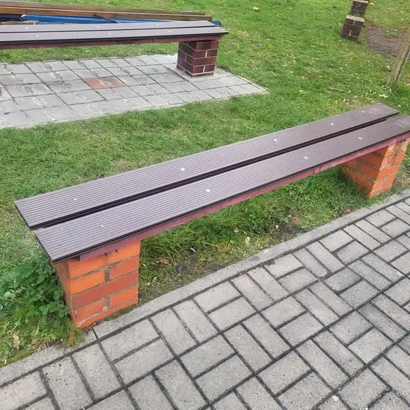 Rodzice odnowili szkolne ławki – piękny przykład współpracy ze szkołą
