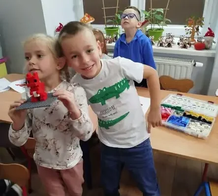 LEGO w szkole w Bartoszowie: uczniowie programowali i budowali ruchome modele