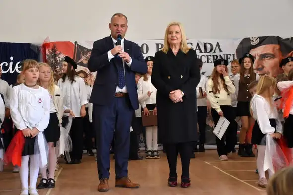 Krzywa: pasowanie uczniów i Dzień Patrona z żołnierzami 10 Brygady Kawalerii Pancernej