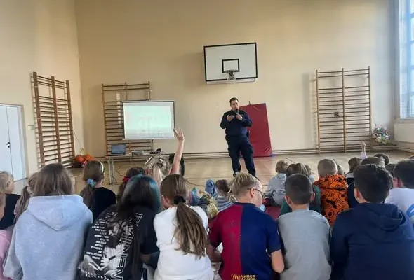 Bezpieczeństwo w szkole: policja uczyła uczniów z Rosochatej, jak reagować na zagrożenia