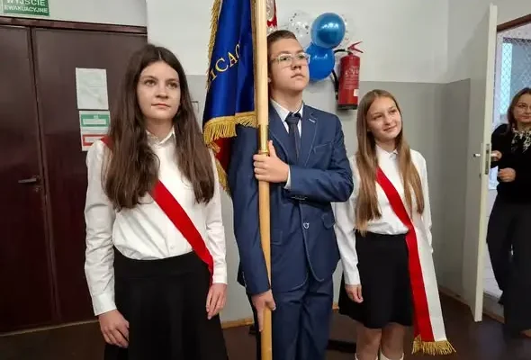 Pasowanie na ucznia w Niedźwiedzicach – dwanaścioro pierwszoklasistów oficjalnie w szkole