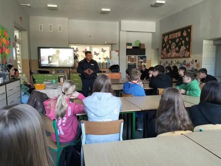 Policjant uczył dzieci z Rokitek, jak reagować na zagrożenia
