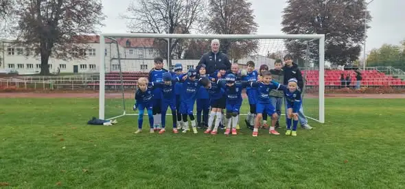 Turniej DZPN w Chojnowie: Młodzi piłkarze z Chojnowianki rywalizowali na mokrym boisku
