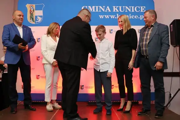 Gmina Kunice nagrodziła stypendystów. 64 uczniów odebrało wyróżnienia
